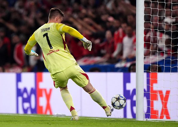 ВІДЕО. Трубін ледь самостійно не відправив м'яч у свої ворота в матчі ЛЧ