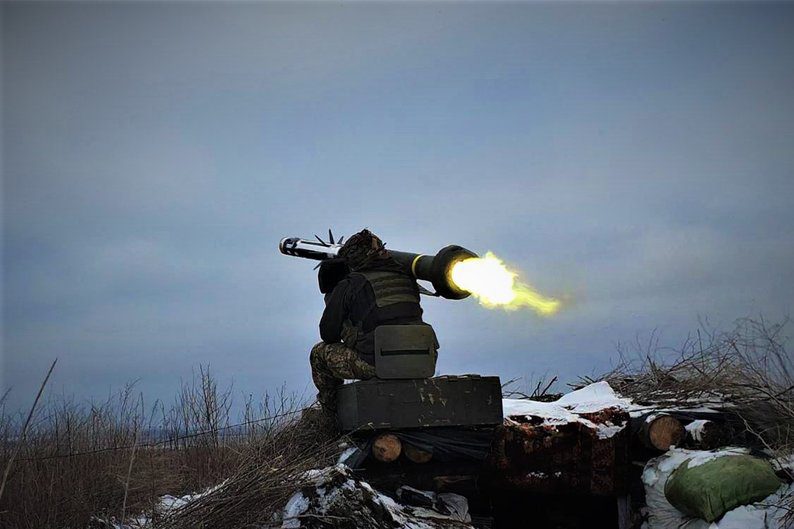 “ВІН ЗАЛЕТІВ ЗА ПОСАДКУ — І ТАМ ЛЯПНУВСЯ”: СУМ’ЯНИН ЗБИВ РОСІЙСЬКИЙ ГЕЛІКОПТЕР З JAVELIN