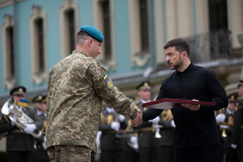 “ВІН ЗАЛЕТІВ ЗА ПОСАДКУ — І ТАМ ЛЯПНУВСЯ”: СУМ’ЯНИН ЗБИВ РОСІЙСЬКИЙ ГЕЛІКОПТЕР З JAVELIN