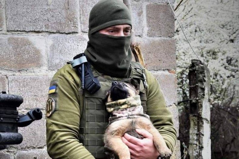 “ВІН ЗАЛЕТІВ ЗА ПОСАДКУ — І ТАМ ЛЯПНУВСЯ”: СУМ’ЯНИН ЗБИВ РОСІЙСЬКИЙ ГЕЛІКОПТЕР З JAVELIN