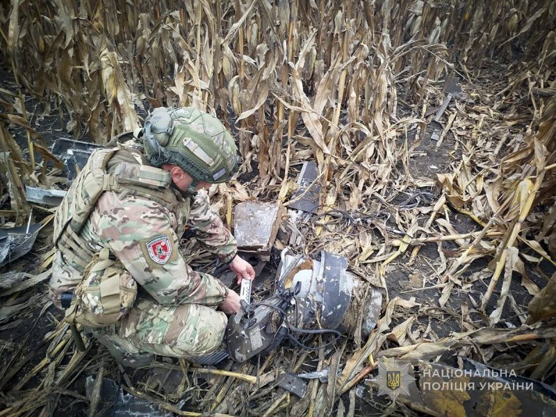 На Сумщині поліцейські знешкодили бойову частину ворожого безпілотника, який впав в полі та не вибухнув