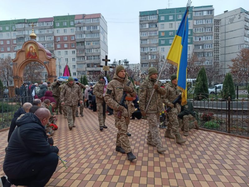 Сьогодні Сумська громада попрощалася із мужнім воїном Анатолієм Стеценком
