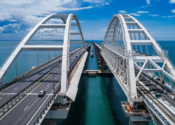 Окупаційна влада Криму заборонила проїзд електрокарів і гібридів Кримським мостом: причина дивна