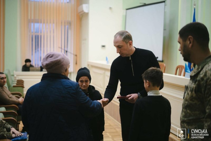 Рідним 6 загиблих воїнів із Сумського району голова ОВА передав державні нагороди