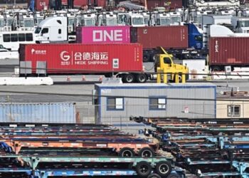 Китай призупинив дію частини мит на товари США