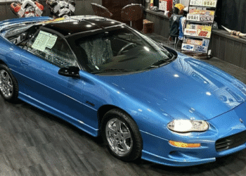 Виявлено культовий американський спорткар 90-х без пробігу і в заводському пакуванні (ФОТО)