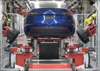 Кінець ери “Made in China”: Tesla та GM масово відмовляються від китайських деталей для своїх авто