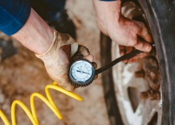 Яким має бути тиск у шинах авто насправді