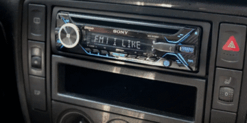 Як самостійно підключити смартфон до старої автомобільної магнітоли