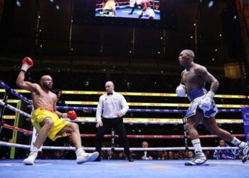 У видовищному бою з нокдаунами Бенн помстився Юбенку-молодшому