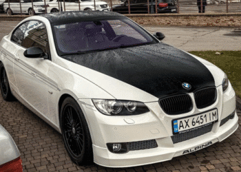 У Києві засвітився раритетний заряджений спорткар BMW 2000-х: їх існує лише 274 (ФОТО)