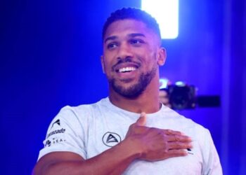 Джошуа розглядає можливість тренуватися в таборі Усика