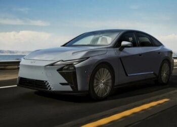 Перший погляд на Lexus ES 2026: електрика, гібрид і новий салон