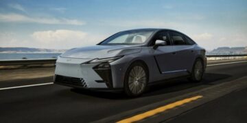 Перший погляд на Lexus ES 2026: електрика, гібрид і новий салон