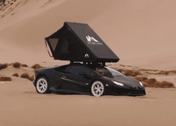 Унікальний 1500-сильний автодім Lamborghini застряг у пустелі (ФОТО, ВІДЕО)