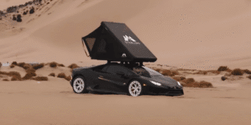 Унікальний 1500-сильний автодім Lamborghini застряг у пустелі (ФОТО, ВІДЕО)