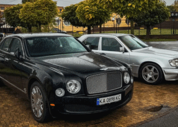 У Києві засвітилися раритетні колекційні седани з потужними V8 (ФОТО)