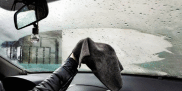 Секрети водіїв: бюджетні методи боротьби з конденсатом в салоні авто (ВІДЕО)