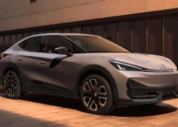 Електромобілі знову обійшли бензинові авто за продажами в Україні