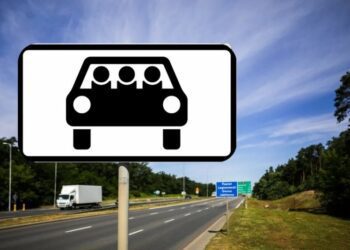 Новий дорожній знак з трьома людьми в авто: що він означає