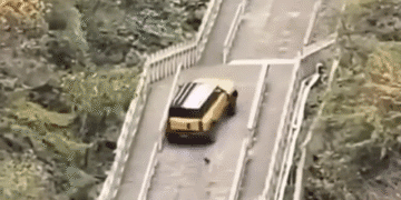 “Небесні сходи” не підкорилися новому кросоверу Chery: він скотився вниз із гори (ВІДЕО)