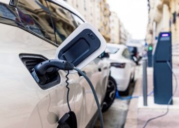 Продажі Tesla у Європі обвалилися майже на 50%