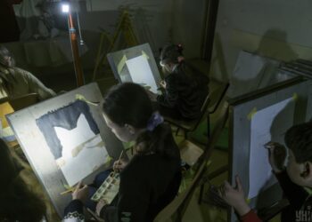 Графіки відключень на завтра: скільки годин не буде світла 24 листопада