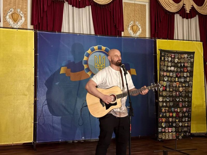 Конотоп із волонтерською місією відвідали кіноактор та музикант – Михайло Жонін та Михайло Кукуюк