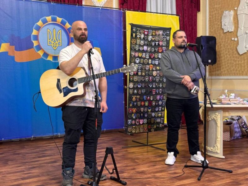 Конотоп із волонтерською місією відвідали кіноактор та музикант – Михайло Жонін та Михайло Кукуюк