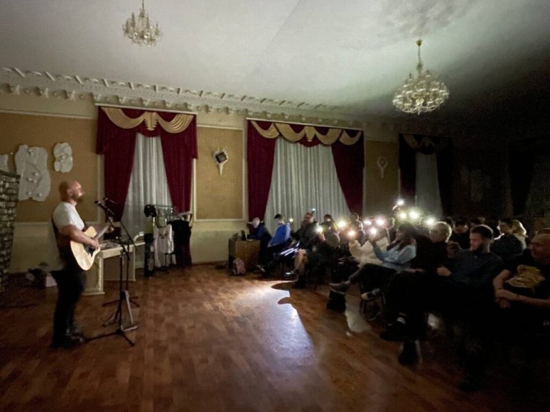 Конотоп із волонтерською місією відвідали кіноактор та музикант – Михайло Жонін та Михайло Кукуюк