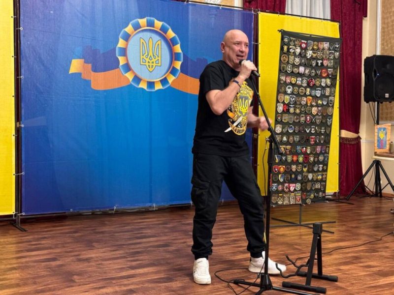 Конотоп із волонтерською місією відвідали кіноактор та музикант – Михайло Жонін та Михайло Кукуюк