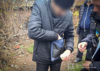 Конотопські поліцейські затримали чоловіка, який займався збутом наркотиків