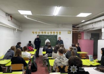 Не можна замовчувати насильство: поліцейські Конотопщини проводять просвітницькі заходи в школах
