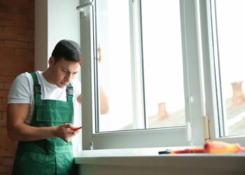 П’ять хвилин і жодних протягів: простий спосіб, як перевести вікна на зимовий режим