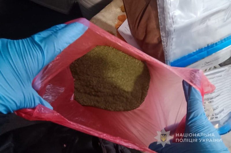 Планував збути кілограм наркотиків: конотопські поліцейські затримали наркодилера