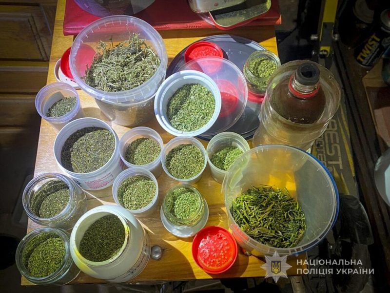 Поліція Конотопа вилучила з незаконного обігу наркотики