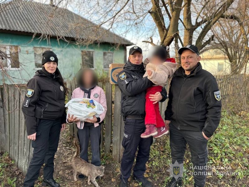 Родини Шосткинського району, які перебувають у складних життєвих обставинах, отримали допомогу від правоохоронців та капеланів