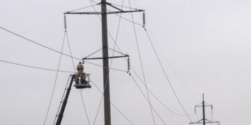 Росія знову вдарила по багатостраждальній енергетиці: де найважче зі світлом