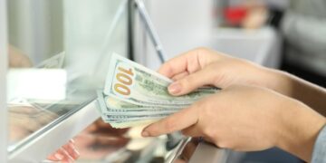 Скільки коштуватимуть 100 доларів в Україні: прогноз банкіра до 16 листопада