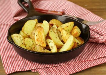 Смажена картопля не прилипатиме навіть до старої сковорідки: ось чим потрібно її посипати