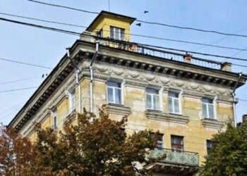 У Конотопі відновлюють спостережну башту на будинку, що постраждала у перший день повномасштабного вторгнення