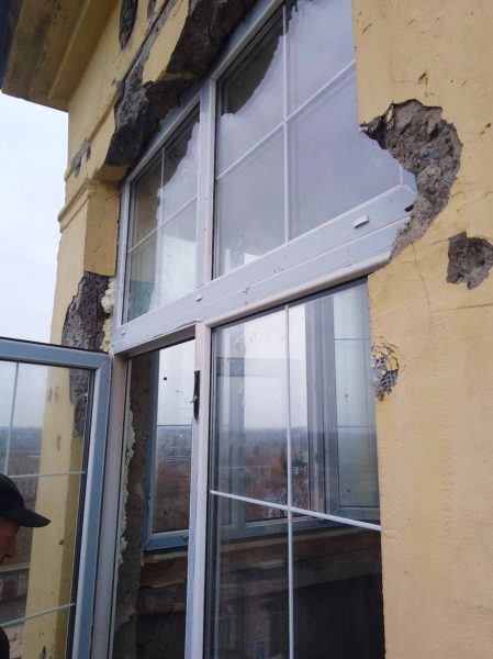 У Конотопі відновлюють спостережну башту на будинку, що постраждала у перший день повномасштабного вторгнення