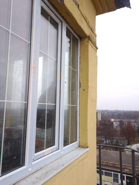 У Конотопі відновлюють спостережну башту на будинку, що постраждала у перший день повномасштабного вторгнення