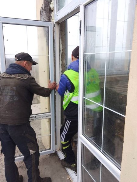 У Конотопі відновлюють спостережну башту на будинку, що постраждала у перший день повномасштабного вторгнення