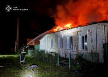 У Новгород-Сіверському районі через удар ворожого безпілотника горів житловий будинок