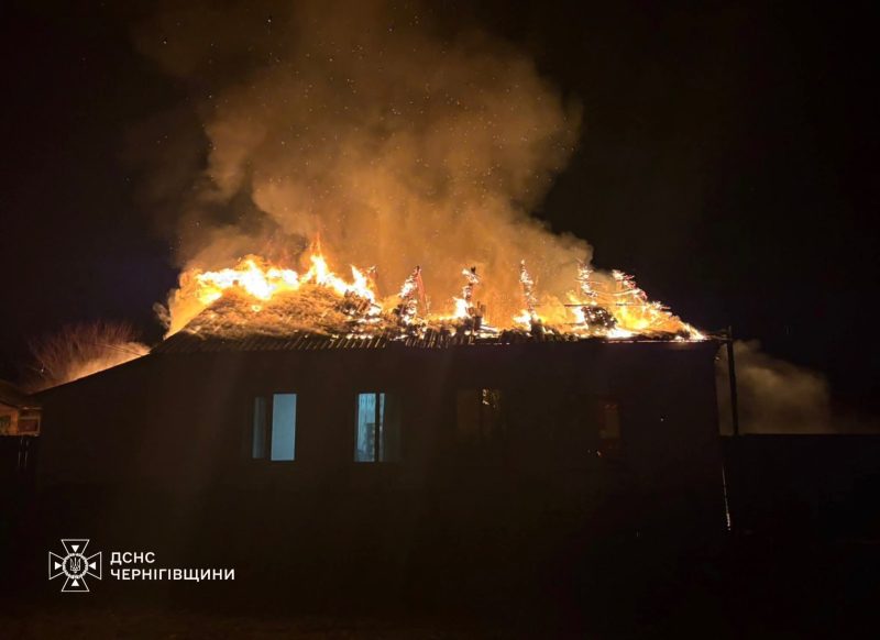 У Новгород-Сіверському районі через удар ворожого безпілотника горів житловий будинок