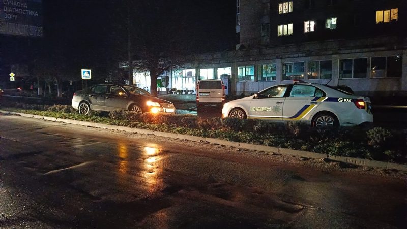 У Шостці 76-річний водій не впорався з керуванням через засліплення зустрічним авто