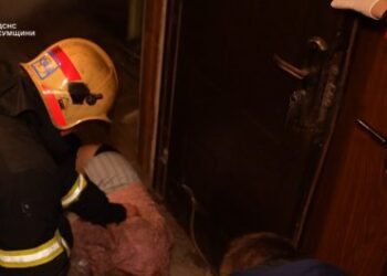 У Сумах на пожежі постраждала людина (ВІДЕО)