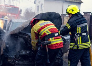У Сумах вогнеборці ліквідували загоряння автомобіля (ВІДЕО)