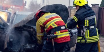 У Сумах вогнеборці ліквідували загоряння автомобіля (ВІДЕО)